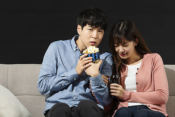 포토 JPG 스튜디오촬영 커플 여자 남자 대학생 검은배경 병맥주 실내 들기 앉기 상반신 20대 성인 취미 두명 앞모습 청춘 소파 눈감음 한국인 무서움 집중 영화 공포 팝콘 공포영화 심각 영화감상 성인만 집콕 홈시네마 국내포토 학생 감정 뷰포인트 백그라운드 컨셉 의자 관계 모션 문화예술 맥주 사람 동양인 청년 내부 검은색 감상 신조어 파일형식 앳홈라이프