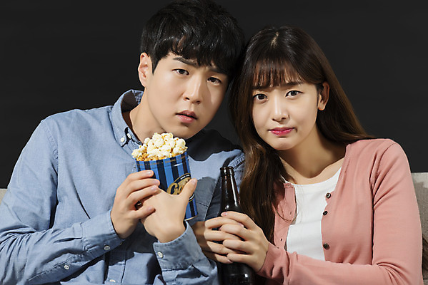 포토 JPG 스튜디오촬영 커플 여자 남자 대학생 검은배경 병맥주 실내 들기 앉기 상반신 20대 성인 취미 두명 앞모습 청춘 소파 한국인 무서움 집중 영화 공포 팝콘 공포영화 심각 영화감상 성인만 집콕 홈시네마 국내포토 학생 감정 뷰포인트 백그라운드 컨셉 의자 관계 모션 문화예술 맥주 사람 동양인 청년 내부 검은색 감상 신조어 파일형식 앳홈라이프