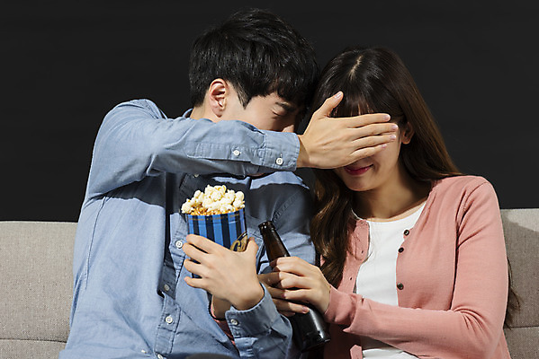 포토 JPG 스튜디오촬영 커플 여자 남자 대학생 검은배경 병맥주 실내 들기 앉기 상반신 20대 성인 취미 두명 앞모습 청춘 소파 눈감음 한국인 눈가림 무서움 영화 공포 팝콘 공포영화 영화감상 성인만 집콕 홈시네마 국내포토 학생 감정 뷰포인트 백그라운드 컨셉 의자 관계 모션 문화예술 맥주 사람 동양인 청년 내부 검은색 감상 가림 신조어 파일형식 앳홈라이프
