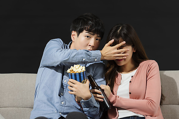 포토 JPG 스튜디오촬영 커플 여자 남자 대학생 검은배경 병맥주 실내 들기 앉기 상반신 20대 성인 취미 두명 앞모습 청춘 소파 한국인 눈가림 무서움 영화 공포 팝콘 공포영화 영화감상 성인만 집콕 홈시네마 국내포토 학생 감정 뷰포인트 백그라운드 컨셉 의자 관계 모션 문화예술 맥주 사람 동양인 청년 내부 검은색 감상 가림 신조어 파일형식 앳홈라이프