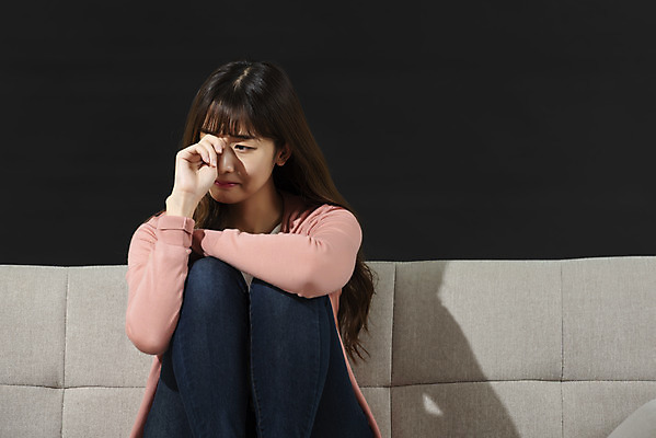 포토 JPG 스튜디오촬영 여자 대학생 검은배경 실내 한명 앉기 상반신 20대 성인 취미 앞모습 청춘 소파 한국인 슬픔 영화 눈물 공포 공포영화 영화감상 성인여자한명만 혼족 집콕 홈시네마 국내포토 1 학생 감정 뷰포인트 백그라운드 컨셉 의자 모션 문화예술 사람 동양인 청년 내부 검은색 감상 신조어 싱글라이프 여자한명만 성인여자만 파일형식 앳홈라이프