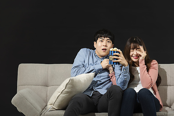 포토 JPG 스튜디오촬영 커플 여자 남자 대학생 검은배경 실내 들기 앉기 상반신 20대 성인 취미 두명 앞모습 청춘 소파 눈감음 놀람 한국인 무서움 영화 공포 팝콘 공포영화 영화감상 성인만 혼족 집콕 홈시네마 국내포토 학생 감정 뷰포인트 백그라운드 컨셉 의자 관계 모션 문화예술 표정 사람 동양인 청년 내부 검은색 감상 신조어 싱글라이프 파일형식 앳홈라이프