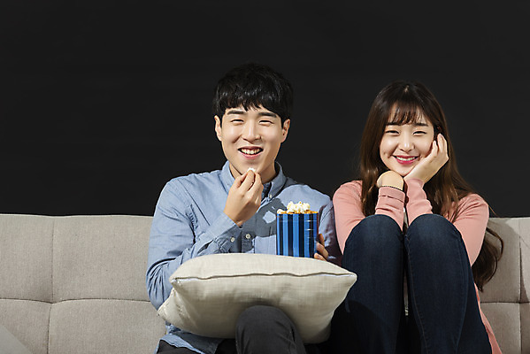 포토 JPG 스튜디오촬영 커플 여자 남자 대학생 검은배경 실내 미소 들기 앉기 상반신 20대 성인 취미 두명 앞모습 청춘 소파 한국인 영화 즐거움 팝콘 공포영화 영화감상 성인만 혼족 집콕 홈시네마 국내포토 학생 감정 뷰포인트 백그라운드 컨셉 의자 관계 모션 문화예술 표정 사람 동양인 청년 내부 검은색 감상 신조어 싱글라이프 파일형식 앳홈라이프