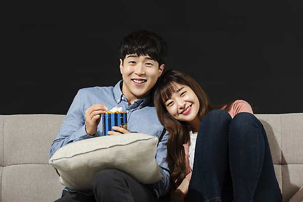 포토 JPG 스튜디오촬영 커플 여자 남자 대학생 검은배경 실내 미소 들기 앉기 상반신 20대 성인 취미 두명 앞모습 청춘 소파 다정 한국인 영화 즐거움 팝콘 공포영화 영화감상 성인만 혼족 집콕 홈시네마 국내포토 학생 감정 뷰포인트 백그라운드 컨셉 의자 관계 모션 문화예술 표정 사람 동양인 청년 내부 검은색 감상 신조어 싱글라이프 파일형식 앳홈라이프