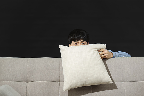 포토 JPG 스튜디오촬영 남자 대학생 쿠션 검은배경 실내 한명 앉기 상반신 20대 성인 취미 앞모습 청춘 소파 한국인 무서움 영화 공포 얼굴가리기 공포영화 숨기 영화감상 성인남자한명만 혼족 집콕 홈시네마 국내포토 1 학생 감정 뷰포인트 백그라운드 컨셉 의자 모션 문화예술 사람 동양인 청년 내부 검은색 감상 가림 신조어 싱글라이프 남자한명만 성인남자만 파일형식 앳홈라이프