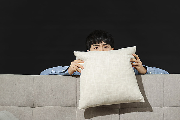 포토 JPG 스튜디오촬영 남자 대학생 쿠션 검은배경 실내 한명 앉기 상반신 20대 성인 취미 앞모습 청춘 소파 한국인 무서움 영화 공포 얼굴가리기 공포영화 숨기 심각 영화감상 성인남자한명만 혼족 집콕 홈시네마 국내포토 1 학생 감정 뷰포인트 백그라운드 컨셉 의자 모션 문화예술 사람 동양인 청년 내부 검은색 감상 가림 신조어 싱글라이프 남자한명만 성인남자만 파일형식 앳홈라이프
