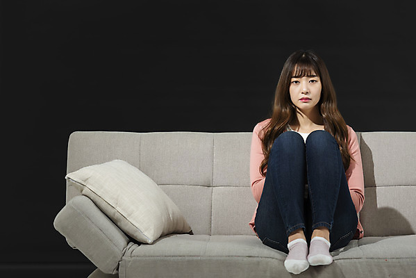 포토 JPG 스튜디오촬영 전신 응시 여자 대학생 검은배경 실내 무표정 한명 앉기 20대 성인 취미 앞모습 청춘 소파 한국인 영화 공포 공포영화 영화감상 성인여자한명만 혼족 집콕 홈시네마 국내포토 1 학생 시선 감정 뷰포인트 백그라운드 컨셉 의자 모션 문화예술 표정 사람 동양인 청년 내부 검은색 감상 신조어 싱글라이프 여자한명만 성인여자만 파일형식 앳홈라이프