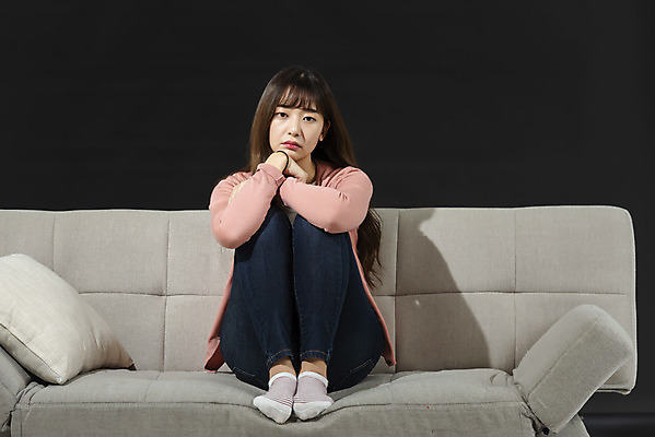 포토 JPG 스튜디오촬영 전신 여자 대학생 검은배경 실내 무표정 한명 앉기 20대 성인 취미 앞모습 청춘 소파 한국인 지루함 영화 공포 공포영화 영화감상 성인여자한명만 혼족 집콕 홈시네마 국내포토 1 학생 감정 뷰포인트 백그라운드 컨셉 의자 모션 문화예술 표정 사람 동양인 청년 내부 검은색 감상 신조어 싱글라이프 여자한명만 성인여자만 파일형식 앳홈라이프