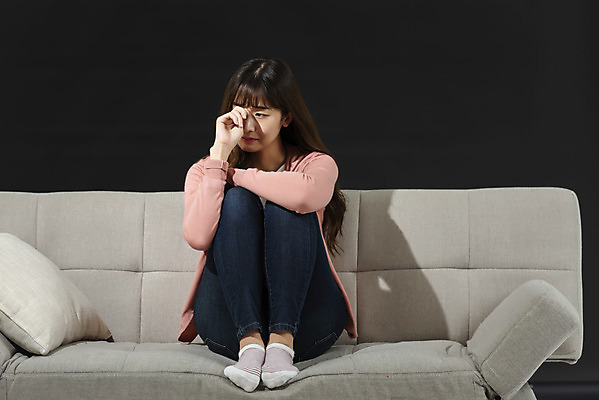 포토 JPG 스튜디오촬영 여자 대학생 검은배경 실내 한명 앉기 상반신 20대 성인 취미 앞모습 청춘 소파 한국인 슬픔 영화 눈물 공포 공포영화 영화감상 성인여자한명만 혼족 집콕 홈시네마 국내포토 1 학생 감정 뷰포인트 백그라운드 컨셉 의자 모션 문화예술 사람 동양인 청년 내부 검은색 감상 신조어 싱글라이프 여자한명만 성인여자만 파일형식 앳홈라이프