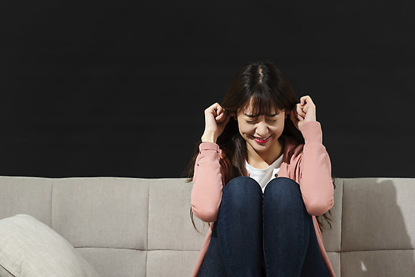 포토 JPG 스튜디오촬영 여자 대학생 검은배경 실내 한명 앉기 상반신 20대 성인 취미 앞모습 청춘 소파 눈감음 한국인 찡그림 무서움 귀막기 영화 공포 공포영화 영화감상 성인여자한명만 혼족 집콕 홈시네마 국내포토 1 학생 감정 뷰포인트 백그라운드 컨셉 의자 모션 문화예술 표정 사람 동양인 손짓 청년 내부 검은색 감상 신조어 싱글라이프 여자한명만 성인여자만 파일형식 앳홈라이프