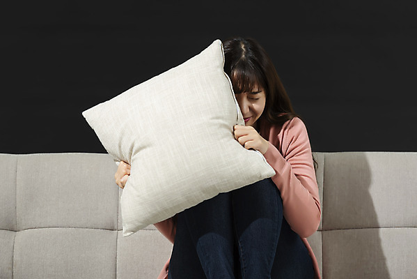 포토 JPG 스튜디오촬영 여자 대학생 쿠션 검은배경 실내 한명 앉기 상반신 20대 성인 취미 앞모습 청춘 소파 한국인 무서움 영화 공포 얼굴가리기 공포영화 영화감상 성인여자한명만 혼족 집콕 홈시네마 국내포토 1 학생 감정 뷰포인트 백그라운드 컨셉 의자 모션 문화예술 사람 동양인 청년 내부 검은색 감상 가림 신조어 싱글라이프 여자한명만 성인여자만 파일형식 앳홈라이프