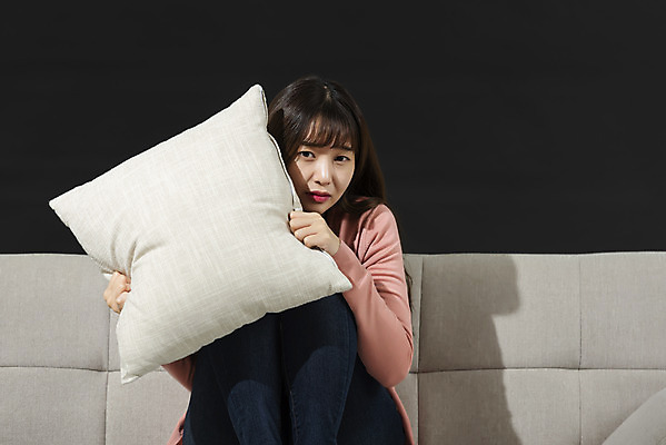 포토 JPG 스튜디오촬영 여자 대학생 쿠션 검은배경 실내 한명 앉기 상반신 20대 성인 취미 앞모습 청춘 소파 한국인 무서움 영화 공포 얼굴가리기 공포영화 영화감상 성인여자한명만 혼족 집콕 홈시네마 국내포토 1 학생 감정 뷰포인트 백그라운드 컨셉 의자 모션 문화예술 사람 동양인 청년 내부 검은색 감상 가림 신조어 싱글라이프 여자한명만 성인여자만 파일형식 앳홈라이프