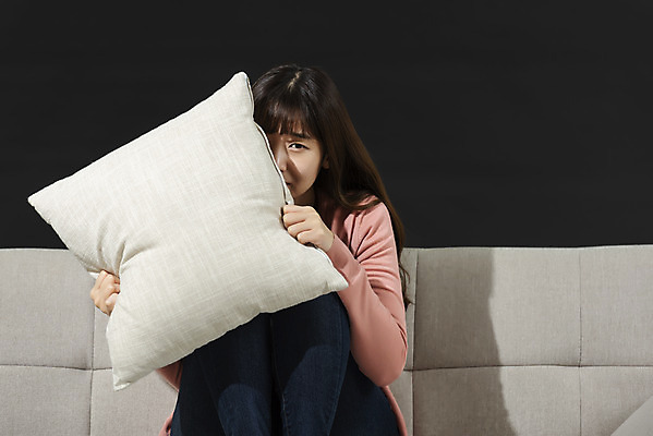 포토 JPG 스튜디오촬영 여자 대학생 쿠션 검은배경 실내 한명 앉기 상반신 20대 성인 취미 앞모습 청춘 소파 한국인 무서움 영화 공포 얼굴가리기 공포영화 영화감상 성인여자한명만 혼족 집콕 홈시네마 국내포토 1 학생 감정 뷰포인트 백그라운드 컨셉 의자 모션 문화예술 사람 동양인 청년 내부 검은색 감상 가림 신조어 싱글라이프 여자한명만 성인여자만 파일형식 앳홈라이프