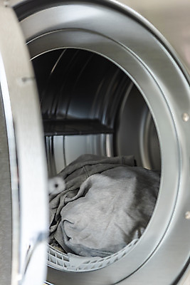 포토 JPG 옷 가사 실내 근접촬영 사람없음 깨끗함 청결 빨래 세탁기 드럼세탁기 빨랫감 세탁용품 국내포토 뷰포인트 생활용품 컨셉 내부 가전제품 위생 파일형식