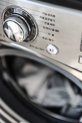 포토 JPG 옷 가사 버튼 실내 근접촬영 사람없음 깨끗함 청결 빨래 세탁기 기능 드럼세탁기 빨랫감 세탁용품 국내포토 뷰포인트 생활용품 컨셉 내부 가전제품 위생 파일형식