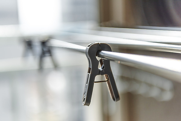 포토 JPG 가사 실내 근접촬영 사람없음 아웃포커스 한개 깨끗함 청결 빨래 빨래집게 빨래건조대 세탁용품 국내포토 1 뷰포인트 생활용품 컨셉 촬영기법 집게 내부 위생 빨래대 파일형식