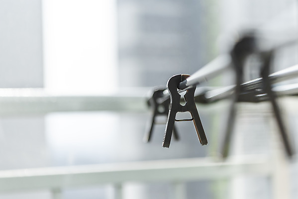 포토 JPG 가사 실내 근접촬영 사람없음 아웃포커스 깨끗함 청결 세개 빨래 빨래집게 빨래건조대 세탁용품 국내포토 뷰포인트 생활용품 컨셉 촬영기법 집게 3 내부 위생 빨래대 파일형식