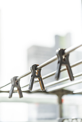 포토 JPG 가사 실내 근접촬영 사람없음 아웃포커스 깨끗함 청결 세개 빨래 빨래집게 빨래건조대 세탁용품 국내포토 뷰포인트 생활용품 컨셉 촬영기법 집게 3 내부 위생 빨래대 파일형식