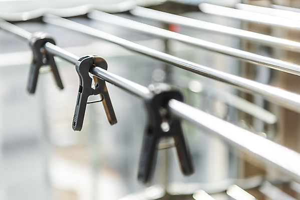 포토 JPG 가사 실내 근접촬영 사람없음 아웃포커스 깨끗함 청결 세개 빨래 빨래집게 빨래건조대 세탁용품 국내포토 뷰포인트 생활용품 컨셉 촬영기법 집게 3 내부 위생 빨래대 파일형식