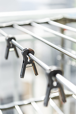 포토 JPG 가사 실내 근접촬영 사람없음 아웃포커스 깨끗함 청결 세개 빨래 빨래집게 빨래건조대 세탁용품 국내포토 뷰포인트 생활용품 컨셉 촬영기법 집게 3 내부 위생 빨래대 파일형식