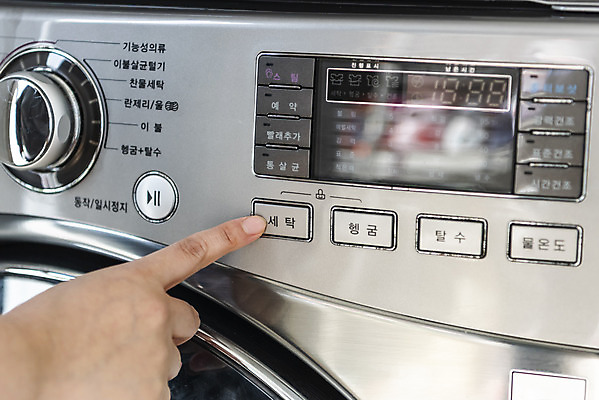 포토 JPG 손 여자 40대 중년 가사 버튼 한손 실내 근접촬영 신체부위 깨끗함 청결 한국인 누름 빨래 주부 세탁기 기능 드럼세탁기 세탁용품 국내포토 뷰포인트 생활용품 컨셉 모션 사람 동양인 성인 내부 가전제품 위생 파일형식