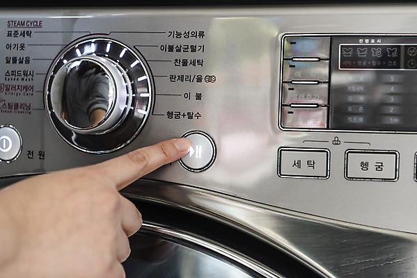 포토 JPG 손 여자 40대 중년 가사 버튼 한손 실내 근접촬영 신체부위 깨끗함 청결 한국인 누름 빨래 주부 세탁기 기능 드럼세탁기 세탁용품 국내포토 뷰포인트 생활용품 컨셉 모션 사람 동양인 성인 내부 가전제품 위생 파일형식