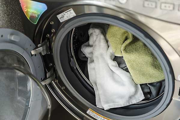 포토 JPG 가사 실내 근접촬영 사람없음 수건 깨끗함 청결 빨래 세탁기 드럼세탁기 빨랫감 세탁용품 국내포토 뷰포인트 생활용품 컨셉 내부 위생용품 가전제품 위생 파일형식