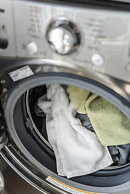 포토 JPG 가사 실내 근접촬영 사람없음 수건 깨끗함 청결 빨래 세탁기 드럼세탁기 빨랫감 세탁용품 국내포토 뷰포인트 생활용품 컨셉 내부 위생용품 가전제품 위생 파일형식