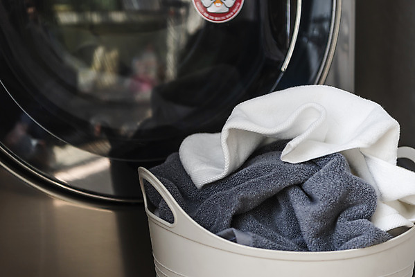 포토 JPG 가사 실내 근접촬영 사람없음 수건 깨끗함 청결 빨래 세탁기 드럼세탁기 빨래바구니 빨랫감 세탁용품 국내포토 뷰포인트 생활용품 컨셉 내부 위생용품 바구니 가전제품 위생 파일형식