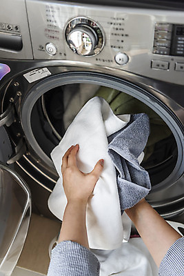 포토 JPG 손 여자 40대 중년 가사 한손 실내 근접촬영 신체부위 수건 깨끗함 청결 한국인 빨래 주부 세탁기 넣기 드럼세탁기 빨랫감 세탁용품 국내포토 뷰포인트 생활용품 컨셉 모션 사람 동양인 성인 내부 위생용품 가전제품 위생 파일형식
