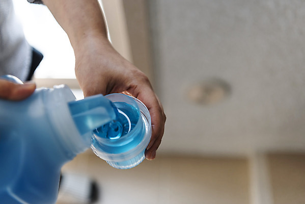 포토 JPG 손 여자 40대 중년 가사 한손 실내 들기 신체부위 깨끗함 청결 한국인 붓기 빨래 세제 주부 세탁용품 빨래세제 국내포토 생활용품 컨셉 모션 사람 동양인 성인 내부 위생 파일형식