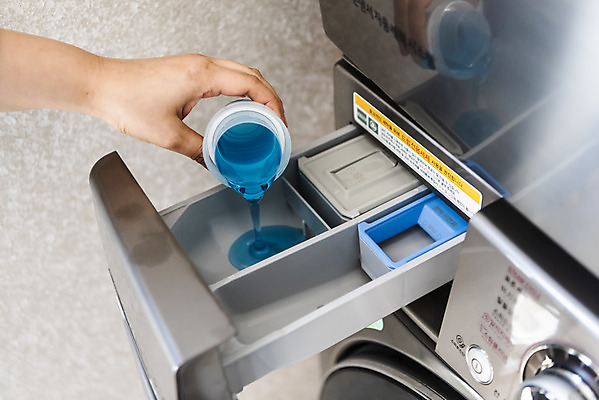 포토 JPG 손 여자 40대 중년 가사 한손 실내 들기 신체부위 깨끗함 청결 한국인 붓기 빨래 세제 주부 세탁기 세탁용품 빨래세제 국내포토 생활용품 컨셉 모션 사람 동양인 성인 내부 가전제품 위생 파일형식