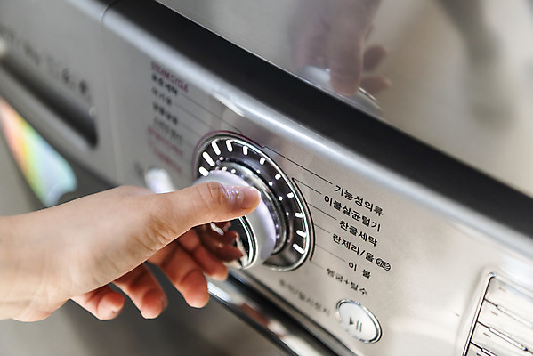 포토 JPG 손 여자 40대 중년 가사 한손 실내 근접촬영 신체부위 깨끗함 청결 한국인 빨래 주부 세탁기 기능 돌리기 드럼세탁기 세탁용품 국내포토 뷰포인트 생활용품 컨셉 모션 사람 동양인 성인 내부 가전제품 위생 파일형식