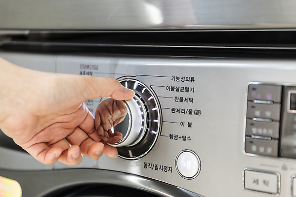 포토 JPG 손 여자 40대 중년 가사 한손 실내 근접촬영 신체부위 깨끗함 청결 한국인 빨래 주부 세탁기 기능 돌리기 드럼세탁기 세탁용품 국내포토 뷰포인트 생활용품 컨셉 모션 사람 동양인 성인 내부 가전제품 위생 파일형식