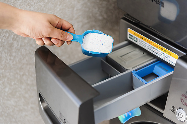 포토 JPG 손 여자 40대 중년 가사 한손 실내 들기 신체부위 깨끗함 청결 한국인 붓기 빨래 가루 세제 주부 세탁기 세탁용품 가루세제 국내포토 생활용품 컨셉 모션 사람 동양인 성인 내부 가전제품 위생 파일형식