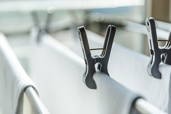 포토 JPG 가사 건조 실내 근접촬영 사람없음 아웃포커스 깨끗함 청결 빨래 빨래집게 빨래건조대 세탁용품 국내포토 뷰포인트 생활용품 컨셉 촬영기법 집게 내부 위생 빨래대 파일형식