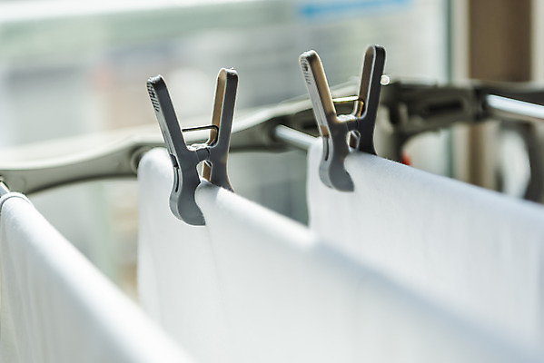 포토 JPG 가사 건조 실내 근접촬영 사람없음 아웃포커스 깨끗함 청결 빨래 빨래집게 빨래건조대 세탁용품 국내포토 뷰포인트 생활용품 컨셉 촬영기법 집게 내부 위생 빨래대 파일형식