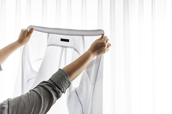 포토 JPG 손 여자 40대 중년 와이셔츠 가사 실내 들기 신체부위 깨끗함 청결 한국인 빨래 확인 주부 세탁용품 국내포토 생활용품 컨셉 셔츠 모션 사람 동양인 성인 내부 위생 파일형식