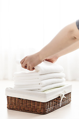 포토 JPG 손 여자 40대 중년 가사 실내 사람없음 신체부위 수건 바구니 깨끗함 여러개 청결 한국인 빨래 주부 빨래개기 세탁용품 국내포토 생활용품 다수 컨셉 모션 사람 동양인 성인 내부 위생용품 위생 파일형식