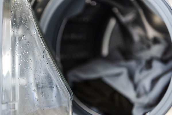 포토 JPG 옷 가사 실내 근접촬영 사람없음 깨끗함 청결 물방울 빨래 세탁기 드럼세탁기 빨랫감 세탁용품 국내포토 뷰포인트 생활용품 컨셉 내부 가전제품 위생 파일형식