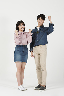 포토 JPG 스튜디오촬영 전신 커플 여자 남자 대학생 실내 서기 미소 누끼 20대 청년 성인 두명 앞모습 캐주얼 청춘 파이팅 다정 한국인 즐거움 흰배경 신입생 캠퍼스커플 성인만 국내포토 학생 옷 감정 뷰포인트 백그라운드 컨셉 관계 모션 표정 사람 동양인 내부 흰색 파일형식