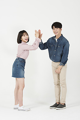 포토 JPG 스튜디오촬영 전신 커플 여자 남자 대학생 실내 서기 미소 누끼 20대 청년 성인 두명 옆모습 캐주얼 청춘 다정 한국인 즐거움 흰배경 신입생 캠퍼스커플 하이파이브 성인만 국내포토 학생 옷 감정 뷰포인트 백그라운드 컨셉 관계 모션 표정 사람 동양인 손짓 내부 흰색 파일형식