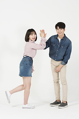 포토 JPG 스튜디오촬영 전신 커플 여자 남자 대학생 실내 서기 미소 누끼 20대 청년 성인 두명 옆모습 캐주얼 청춘 다정 한국인 즐거움 흰배경 신입생 캠퍼스커플 하이파이브 성인만 국내포토 학생 옷 감정 뷰포인트 백그라운드 컨셉 관계 모션 표정 사람 동양인 손짓 내부 흰색 파일형식