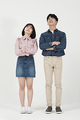 포토 JPG 스튜디오촬영 전신 커플 여자 남자 대학생 실내 서기 미소 누끼 20대 청년 성인 두명 앞모습 캐주얼 청춘 팔짱 다정 한국인 올려보기 즐거움 흰배경 신입생 캠퍼스커플 성인만 국내포토 학생 옷 감정 뷰포인트 백그라운드 컨셉 관계 모션 표정 사람 동양인 내부 흰색 파일형식