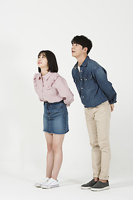 포토 JPG 스튜디오촬영 전신 커플 응시 여자 남자 대학생 실내 서기 누끼 20대 청년 성인 두명 옆모습 캐주얼 청춘 다정 한국인 즐거움 흰배경 신입생 뒷짐 캠퍼스커플 성인만 국내포토 학생 시선 옷 감정 뷰포인트 백그라운드 컨셉 관계 모션 사람 동양인 내부 흰색 파일형식