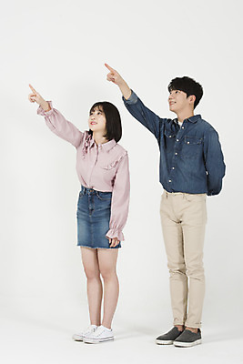 포토 JPG 스튜디오촬영 전신 커플 응시 여자 남자 대학생 실내 서기 누끼 20대 청년 성인 두명 옆모습 캐주얼 청춘 다정 한국인 가리킴 즐거움 흰배경 신입생 캠퍼스커플 성인만 국내포토 학생 시선 옷 감정 뷰포인트 백그라운드 컨셉 관계 모션 사람 동양인 손짓 내부 흰색 파일형식