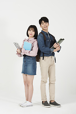 포토 JPG 스튜디오촬영 전신 커플 여자 남자 대학생 실내 서기 미소 들기 누끼 20대 청년 성인 두명 옆모습 캐주얼 노트북 청춘 자료 다정 한국인 등맞대기 즐거움 흰배경 신입생 캠퍼스커플 성인만 국내포토 학생 옷 감정 뷰포인트 백그라운드 컨셉 관계 모션 표정 사람 동양인 내부 전자제품 흰색 파일형식
