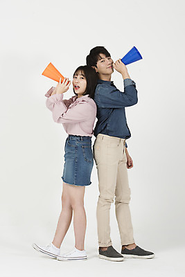 포토 JPG 스튜디오촬영 전신 커플 여자 남자 대학생 실내 서기 들기 누끼 20대 청년 성인 두명 옆모습 캐주얼 청춘 확성기 다정 외침 한국인 등맞대기 즐거움 흰배경 신입생 캠퍼스커플 성인만 국내포토 학생 옷 감정 뷰포인트 백그라운드 컨셉 관계 모션 사람 동양인 내부 소리 흰색 파일형식