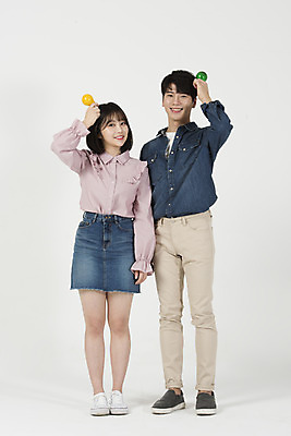 포토 JPG 스튜디오촬영 전신 커플 여자 남자 대학생 전구 실내 서기 미소 누끼 20대 청년 성인 두명 앞모습 캐주얼 청춘 다정 한국인 즐거움 흰배경 신입생 캠퍼스커플 성인만 국내포토 학생 옷 감정 뷰포인트 백그라운드 컨셉 관계 모션 표정 사람 동양인 내부 흰색 파일형식