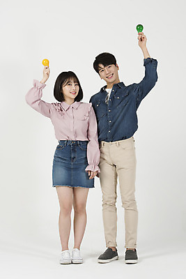 포토 JPG 스튜디오촬영 전신 커플 여자 남자 대학생 전구 실내 서기 미소 누끼 20대 청년 성인 두명 앞모습 캐주얼 청춘 다정 한국인 즐거움 흰배경 신입생 캠퍼스커플 성인만 국내포토 학생 옷 감정 뷰포인트 백그라운드 컨셉 관계 모션 표정 사람 동양인 내부 흰색 파일형식